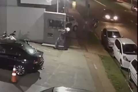 Imagem mostra policial atirando três vezes contra assaltante na Guaicurus