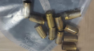 Doze cápsulas deflagradas de pistola 9 mm foram encontradas no local do duplo homícidio. (Foto: Rio Brilhante em Tempo Real)