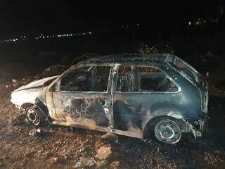 Bandidos queimam carro ap&oacute;s motorista negar Pix de R$ 1 mil