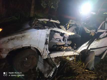 Casal morre depois de carro aquaplanar e capotar na BR-262