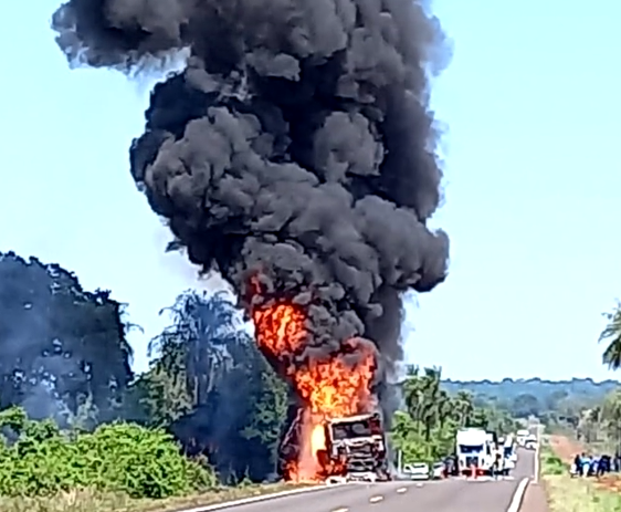 Pneu Estoura Atinge Tanque E Carreta Destru Da Pelo Fogo Interior