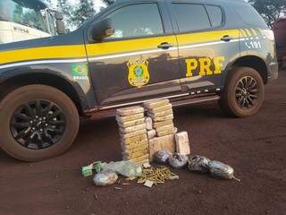 Cocaína e munições apreendidas pela PRF. (Foto: Divulgação, PRF)