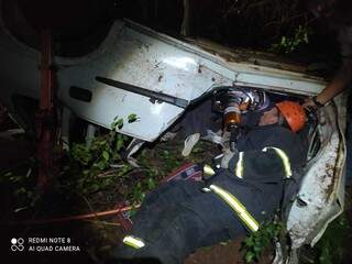 Casal morre depois de carro aquaplanar e capotar na BR-262