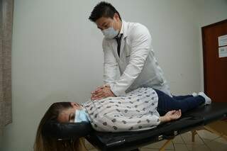 Fisioterapeuta aplicando método de quiropraxia.(Foto: Kísie Ainoã)