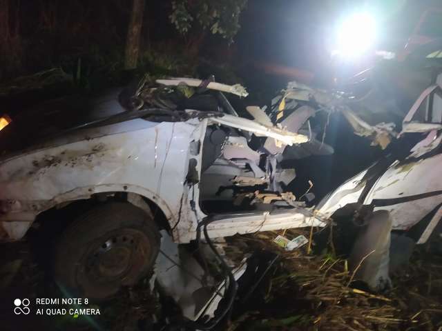 Casal morre depois de carro aquaplanar e capotar na BR-262