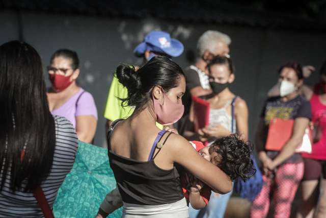 Popula&ccedil;&atilde;o madruga em fila para atualizar Cad&Uacute;nico e garantir benef&iacute;cios