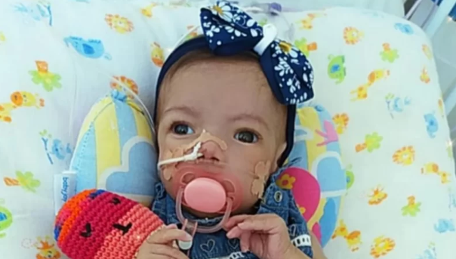 Com doen&ccedil;a rara, fam&iacute;lia pede ajuda para que L&iacute;via tenha conforto em casa