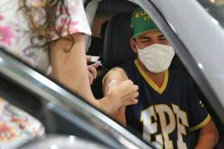 Adolescente recebe imunizante contra o coronavírus, em Campo Grande; Anvisa permite doses da Pfizer a quem tem 12 a 17 anos (Foto: Paulo Francis)