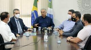 Governador Reinaldo Azambuja ao lado de seu secretariado e do presidente da Assembleia, fazendo o anúncio. (Foto: Chico Ribeiro/Divulgação/GovMS)