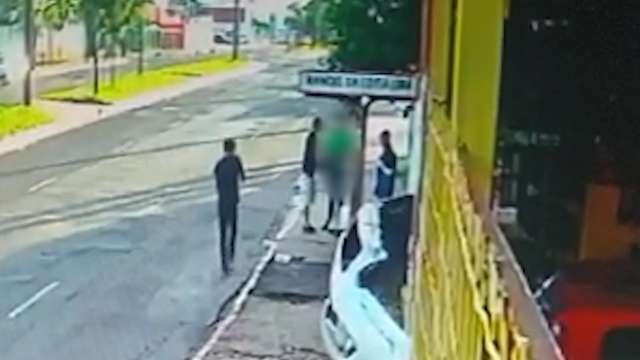 C&acirc;mera flagra trio roubando adolescente em ponto de &ocirc;nibus 