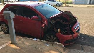 Motorista &quot;rampa&quot; em ca&ccedil;amba em acidente no Centro 