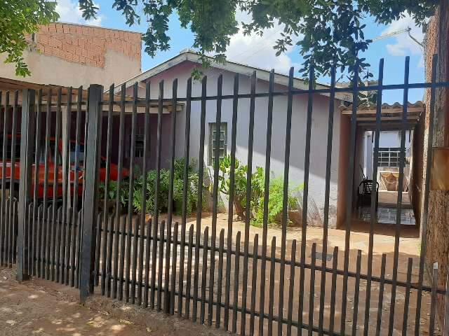 Idosa foi espancada e trancada no banheiro enquanto bandido revirou casa 