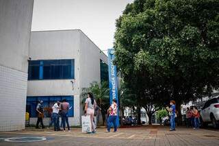 População forma fila em frente de agência da Previdência Social, em Campo Grande. (Foto: Arquivo)