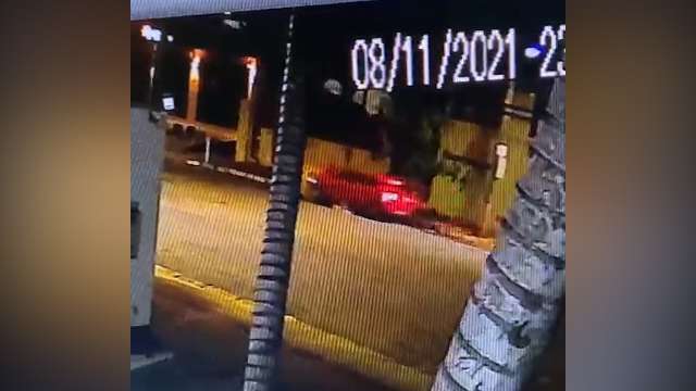 Motorista &quot;rampa&quot; em ca&ccedil;amba em acidente no Centro 