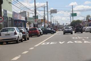 Movimento do trânsito de veículos nas ruas de Campo Grande. (Foto: Paulo Francis)