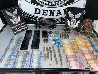 Dinheiro, drogas, celulares e arma apreendidos com a dupla. (Foto: Denar)