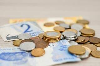 Moedas e cédulas de dinheiro sobre uma mesa (Foto: João Geraldo Borges Júnior/Pixabay)