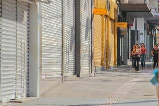 Lojas antes de serem abertas na última Black Friday, em Campo Grande. (Foto: Marcos Maluf)