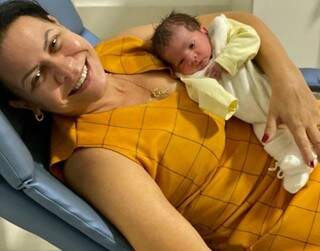 Mãe da cantora com o neto, logo após o nascimento. (Foto: Reprodução Instagram)
