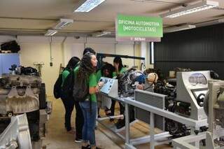 Estudantes durante evento realizado antes da pandemia. (Foto: Senai)