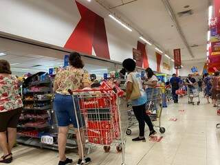 Consumidores fazem varredura pelas gôndolas do supermercado em busca de preços melhores. (Foto: Naira Pache)