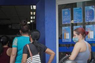 Beneficiárias formam fila na porta de entrada de agência da Caixa, em Campo Grande (Foto: Arquivo)