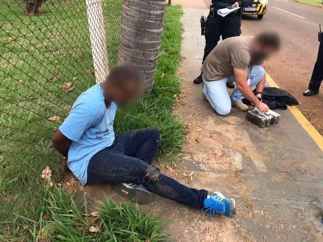 Homem &eacute; preso com drogas ap&oacute;s passageiros do aeroporto pedirem por ajuda
