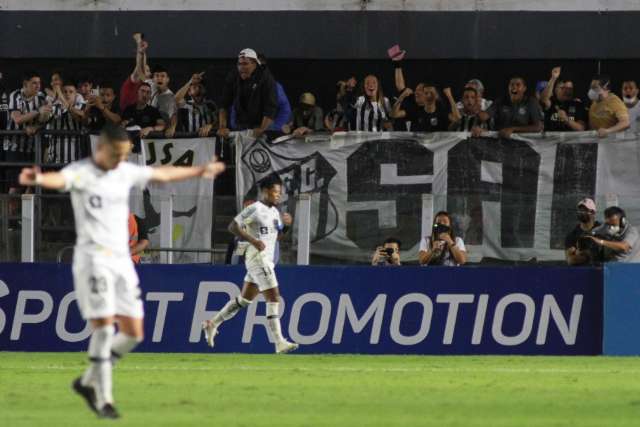 Com gols de Marinho e Carlos S&aacute;nchez, Santos vence o Bragantino por 2 a 0