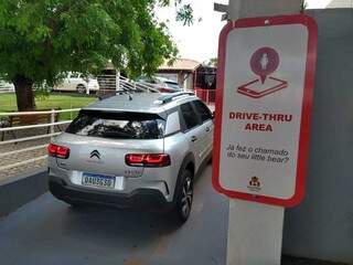 Drive-trhu permite que os veículos entrem nos pátios das escolas. (Foto: Cleber Gellio)