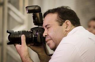 Aurélio Vinicius fotografando. Ele faleceu nesta quarta-feira (10). (Foto: Reprodução Redes Sociais)
