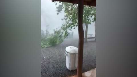 Temporal provoca estragos na entrada da Lagoa Azul, em Bonito