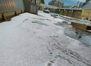 Chuva de granizo destr&oacute;i lavouras e cobre ruas de gelo no Paraguai