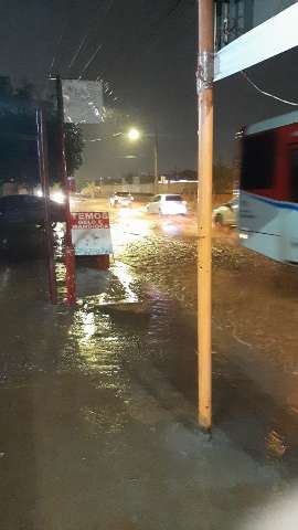 Noite de quarta come&ccedil;a com chuva forte e trovoadas na Capital 
