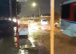 Rua da Divisão alagada no Bairro Aero Rancho. (Foto: Direto das Ruas)&nbsp;