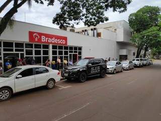 Viatura do SIG em frente à agência assaltada hoje cedo em Dourados (Foto: Adilson Domingos)