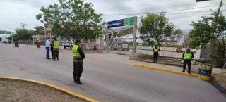 Policiais na fronteira entre a Bolívia e Corumbá, que amanheceu fechada. (Foto: Divulgação)