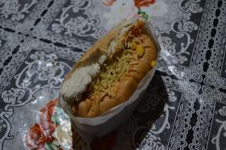 Cachorro-quente com salsicha, molho caseiro de Zenaide, milho e batata palha. (Foto: Bárbara Cavalcanti)