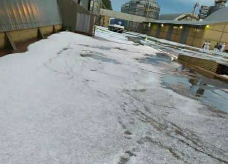 Chuva de granizo destrói lavouras e cobre ruas de gelo no Paraguai