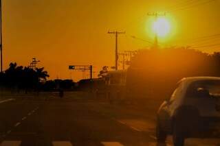 Sol aparece forte na manhã desta quarta-feira em Campo Grande. (Foto: Marcos Maluf)