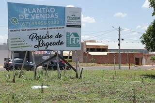Terreno com anúncio de plantão de vendas do loteamento Paraíso do Lageado, na Vila Moreninha I. (Foto: Kísie Ainoã)
