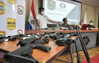 Fuzis apreendidos e, ao fundo, os promotores paraguaios que investigam o caso. (Foto: Última Hora)