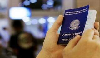 Trabalhador com carteira de trabalho em mãos. (Foto: Funtrab)