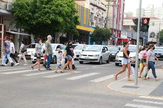 Moradores nas ruas no Centro de Campo Grande para fazer compras. (Foto: Kísie Ainoã)