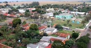 Cidade fecha escolas e cancela eventos ap&oacute;s surto de covid em aldeia