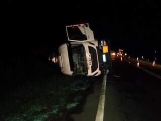 Caminhão tombado à margem da BR-163. (Foto: Sidney Assis)