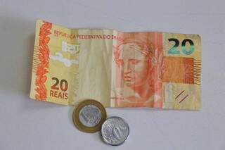 Na foto, cédula de dinheiro e moedas. (Foto: Paulo Francis)
