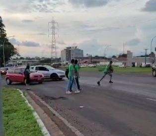 Ap&oacute;s duas mortes em 4 dias, protesto pede sem&aacute;foro na entrada de bairro