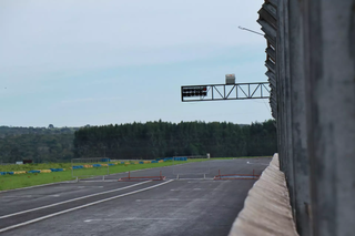 Reta de largada e chegada do autódromo de Campo Grande, onde fica a grade de separação da pista e dos boxes. (Foto: Henrique Kawaminami/Arquivo)