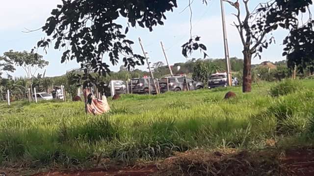 Pol&iacute;cia volta ao local de confronto para tentar paz entre &iacute;ndios e sitiantes