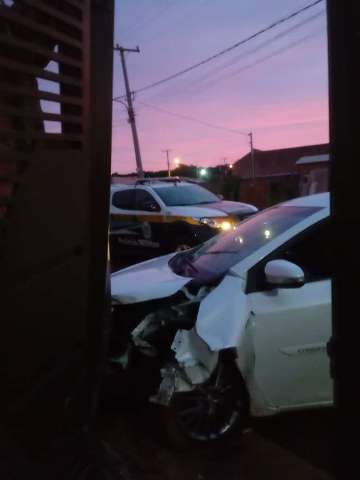 B&ecirc;bado, motorista destr&oacute;i muro e port&atilde;o de resid&ecirc;ncia 